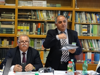 Obr. 4 – Pan Dr. Arkadiy Dhzindzhiya, Sukhumi, ministr životního prostředí v Abcházii, přednáší o způsobech boje proti chřadnutí zimostrázu kolchidského v Abcházii